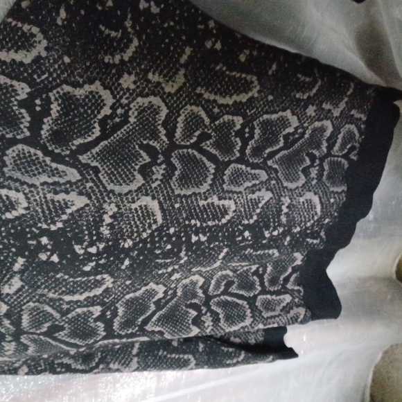 Ocean drive Oversized snake skin pattern sweatshirt, black & brown,  M, cozy - Picture 8 of 8